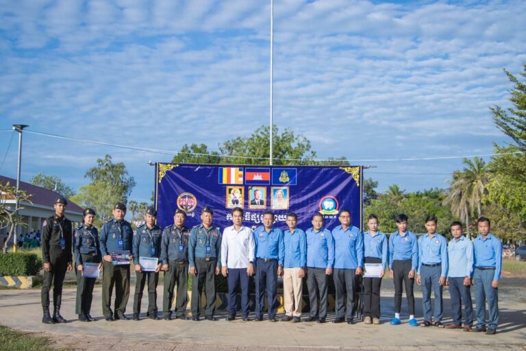 លោកឧត្តមសេនីយ៍ត្រី ម៉េង ស្រ៊ុន ដាក់បទបញ្ជាឲ្យកម្លាំងកងរាជអាវុធហត្ថខេត្តកំពង់ស្ពឺ បន្តចុះផ្សព្វផ្សាយអប់រំអំពីផលប៉ះពាល់នៃគ្រឿងញៀន ដើម្បីលើកកម្ពស់សហគមន៍គ្មានគ្រឿងញៀន(បារីអេឡិចត្រូនិច) និងក្មេងទំនើង នៅសាលាវិទ្យាល័យ ហ៊ុន សែន សំរោង(រួមគ្នាគិត! រួមគ្នា​ធ្វើ​! រួមគ្នា​ទទួល​ខុសត្រូវ​!​ ដើម្បី​ខេត្ត​កំពង់ស្ពឺ​យើង!)…