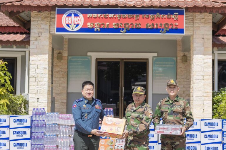 រោម​ស្មារតី​មនុស្សធម៏​និងយកគំរូ​ដឹក​នាំ​ប្រ​កបដោយគុណធម៏ លោកឧត្តមសេនីយ៍ត្រី ម៉េង ស្រ៊ុន ប្រគល់នូវសម្ភារៈគ្រឿងឧបភោគបរិភោគមួយចំនួន​តាមរយៈ​ លោកឧត្តមសេនីយ៍ត្រី ចាយ សារិទ្ធ ដើម្បីយកទៅចែកជូនបន្តដល់កងកម្លាំងជួរមុខតាមបន្ទាត់ព្រំដែន កម្ពុជា​-ថៃ