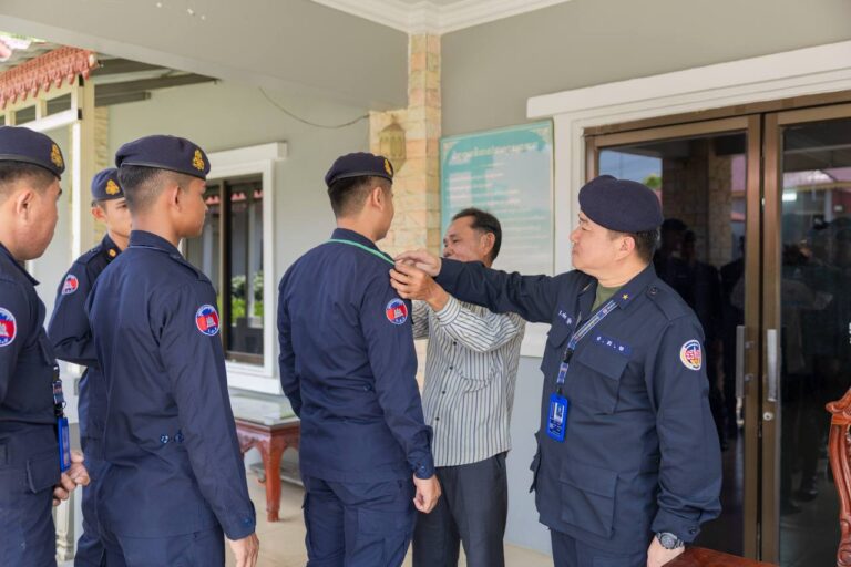 លោកឧត្តមសេនីយ៍ត្រី ម៉េង ស្រ៊ុន មេបញ្ជាការ  បានអញ្ជើញជាអធិបតីក្នុងពិធីជួបសំណេះសំណាល និងកាត់ឯកសណ្ឋាន ជូនដល់យោធិន​ នៃកងអនុសេនាធំចល័ត(វគ្គ៤៦ និងវគ្ក៤៧)ចំនួន៧២នាក់…