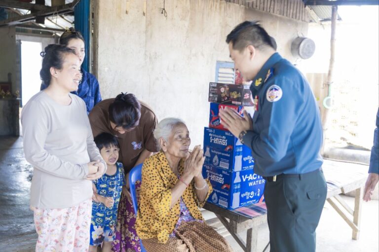 លោកឧត្តមសេនីយ៍ត្រី ម៉េង ស្រ៊ុន មេបញ្ជាការ កងរាជអាវុធហត្ថខេត្តកំពង់ស្ពឺ​​​ បាន​បន្ត​ដឹកនាំ​ក្រុមការងារកងរាជអាវុធហត្ថ​ចុះ​សួរសុខទុក្ខប្រជាពលរដ្ឋមានជីវភាពខ្វះខាត ជួបការលំបាក១គ្រួសារ​ ឈ្មោះ​លោកយាយ នុត ពេញ អាយុ៧២ឆ្នាំ មានកូន៤នាក់​ រស់នៅក្នុងក្រុងច្បារមន…
