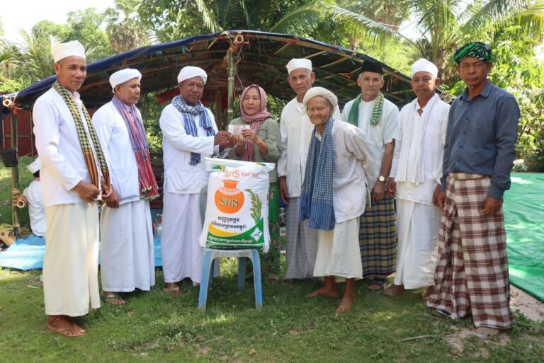 ឧកញ៉ា ឃ្នួរ ម៉ាត់សា យកចិត្តទុកដាក់ឧបត្ថម្ភគ្រួសារសពនូវអង្ករ ១បាវ សម្រាប់សម្រួលបន្ទុក